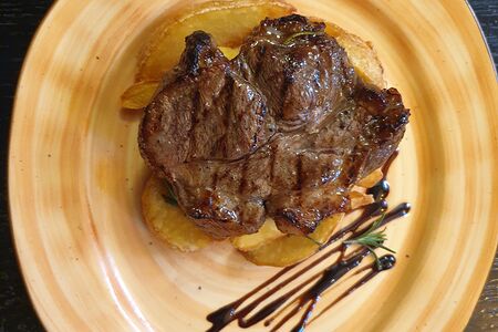 Стейк из свинины с картофелем по-деревенски