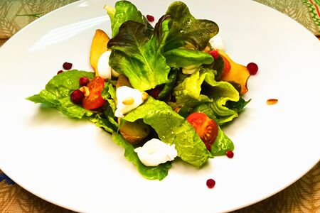 Теплый салат с грушей и беконом