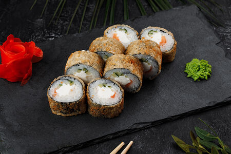 Жареный ролл с лососем