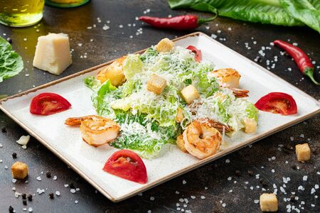 Салат Цезарь с креветками