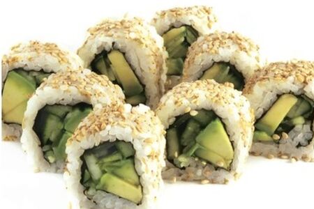 Ролл с огурцом и авокадо