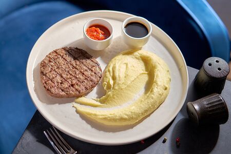 Котлета из мраморной говядины с картофельным пюре