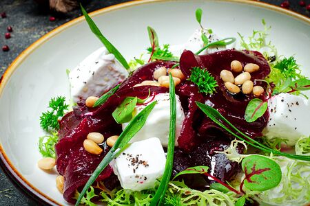 Салат из печенной свеклы с сыром Фета