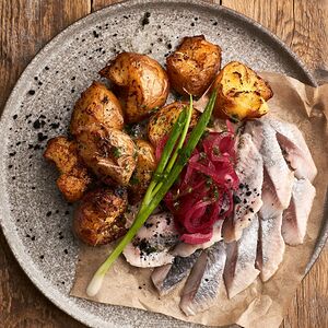 Сельдь с картофелем и маринованным луком