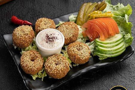 Фалафель на тарелке