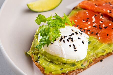 Тост с малосольным лососем и гуакамоле