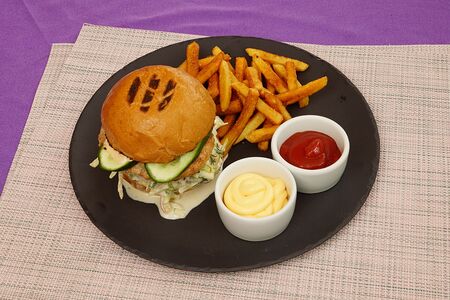 Бургер с куриной грудкой, беконом, томатами