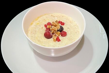 Овсяная каша с ягодами и грецким орехом