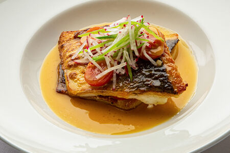 Сибас в винном соусе