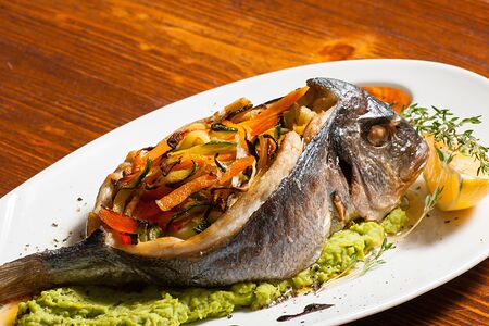 Дорадо с овощами на подушке из зеленого горошка