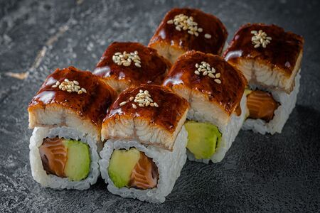 Ролл с авокадо и лососем под угрем