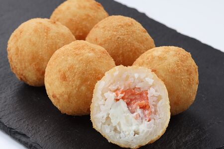 Рисовые шарики с лососем