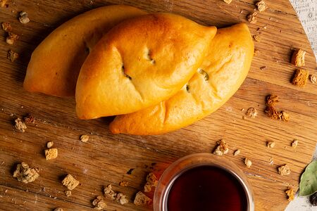 Пирожок с зеленым луком и яйцом