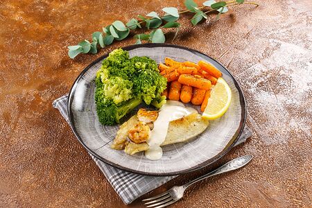 Половина филе тилапии с овощами и деревенским соусом