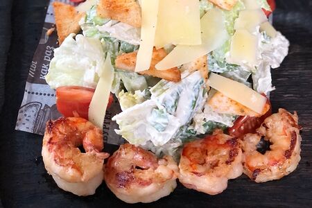 Салат Цезарь с креветкой