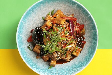 Вок с пшеничной лапшой, тофу и овощами