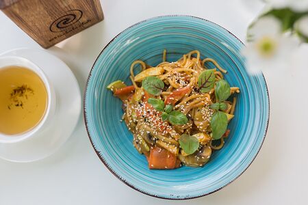 Цельнозерновые спагетти карри с тофу