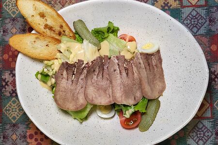 Салат с говяжим языком