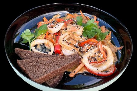 Салат тёплый с морепродуктами