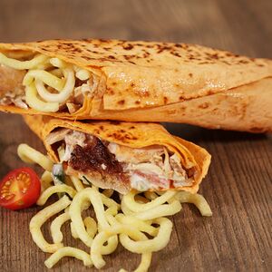 Шаверма в сырном лаваше с чипсами