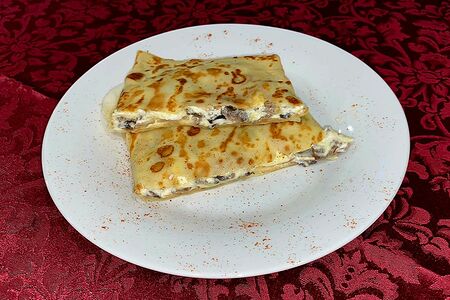 Блин с грибами и сыром в сливках