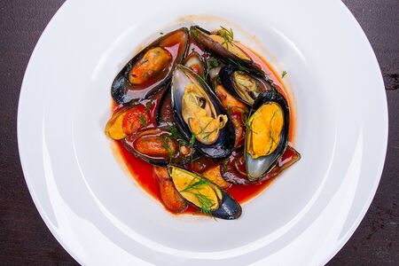 Голубые мидии томленые с томатами