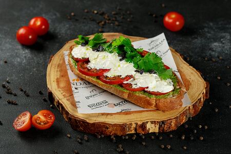 Хрустящая брускетта с розовыми томатами и нежной страчателлой