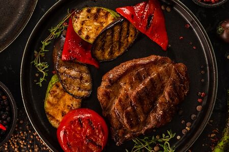 Стейк из cвинoй шеи с овощами