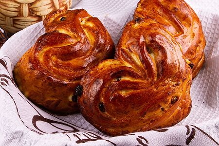 Булочка с творогом и изюмом