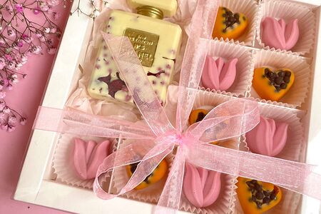 Набор из белого, апельсинового и клубничного шоколада Духи с цветами и сердечками