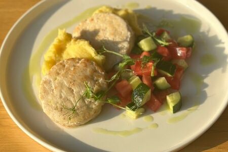 Котлеты из цыпленка с картофельным пюре и овощным салатом