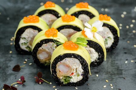 Black roll с креветкой темпура