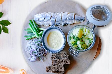 Сельдь с картофелем и бородинским хлебом