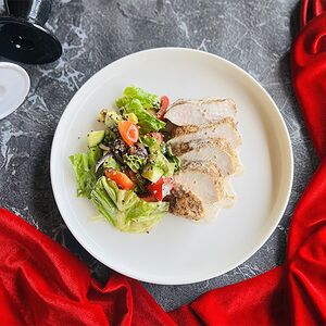 Индейка с салатом киноа и сливочно-кунжутным соусом