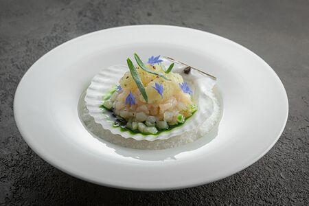 Тартар из морского гребешка с чатни из зеленого яблока