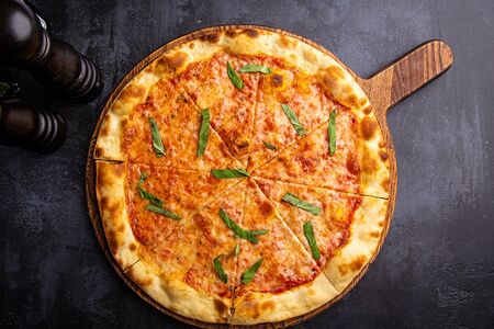 Пицца Маргарита на тонком тесте