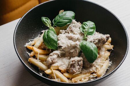 Томленая говядина с картофелем фри