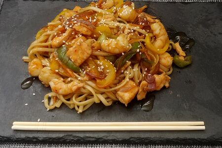 Udon с лососем и креветками в соусе манго-чили