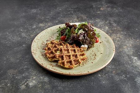 Оладьи из кабачков с салатом и брынзой