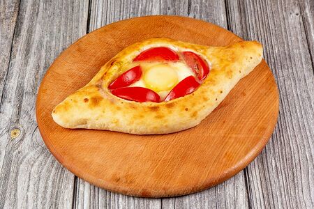 Хачапури по-аджарски с помидорами