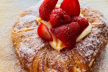 Дэниш с клубникой