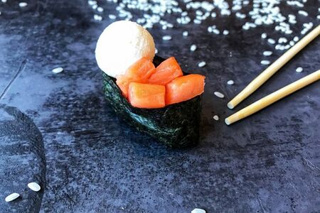 Гункан сырный с лососем