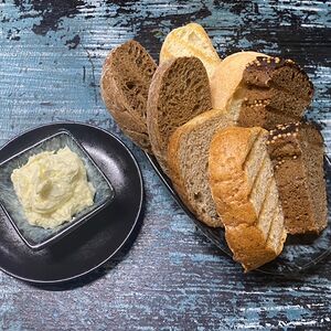 Корзина домашнего хлеба с пряным маслом
