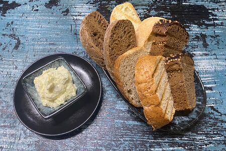 Корзина домашнего хлеба с пряным маслом