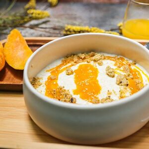 Рисовая каша с манго и тыквенным штройзелем на кокосовом молоке