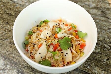 Жареный рис с кальмарами и овощами