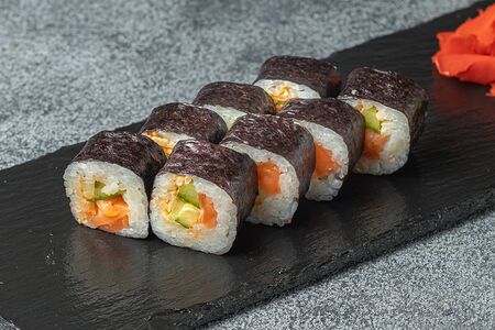 Ролл спайси лосось