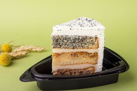 Торт с изюмом, орехами и маком