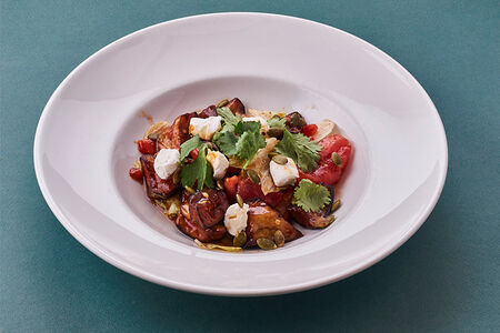 Салат с хрустящими баклажанами и сливочным сыром