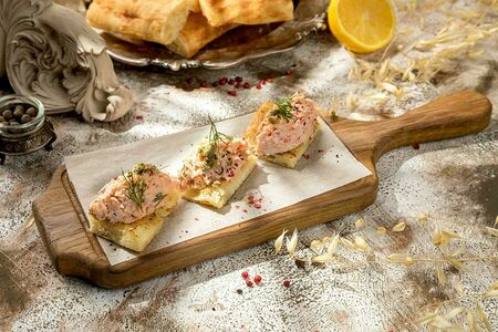 Риет из слабосоленого лосося на лепешке из нашей печи